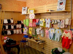pannello dogato con abbigliamento bambini e intimo