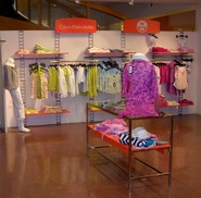 scaffale a scaletta per negozio abbigliamento