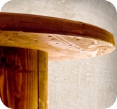 particolare bordo in legno di bobina porta cavi elettrici