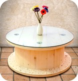 tavolino basso con bobina avvolgicavi in legno e piano vetro