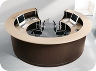 banco reception circolare con bancalina legno