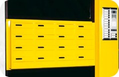 cassette lettere e stampe su parete in vetro