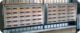 cassette porta riviste e posta per esterno su recinzioni e cancellate