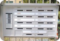 cassette portalettere per esterno con tettuccio e pulsantiera citofono incassatacassette portalettere per esterno con tettuccio e pulsantiera citofono incassata