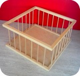 cesta madia quadrata in legno per pane su scaffale