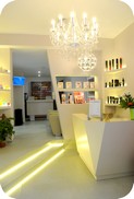 banco reception con prodotti in salone bellezza con lampadario gocce