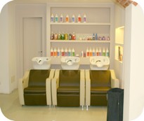 poltrone lavaggio capelli con mensole in cartongesso e prodotti cosmetica
