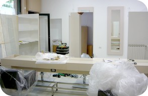 montaggio banco bifronte per posti lavoro per salone di bellezza parrucchiere