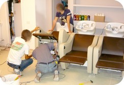 montaggio di posti lavaggio capelli in negozio per parrucchiere