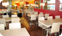 tavoli per locale ristoro autogrill su autostrada