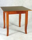 tavolo in legno quadrato con gambe curve