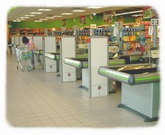 banchi cassa con nastri trasportatori per supermercato