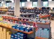 scaffalature centro stanza a gondola per vendita calzature in centro commerciale