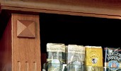 dettaglio del decoro su spalla scaffalatura in legno