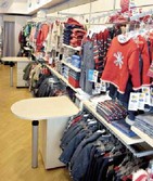 parete attrezzata per vendita abbigliamento bimbi