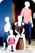 manichini testa uovo di bambino di 2  e 8 anni con uomo e donna