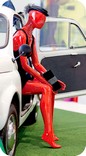manichino donna laccato rosso lucido con testa uovo e seduta