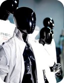 particolare manichino uomo con testa uovo laccato nero lucido