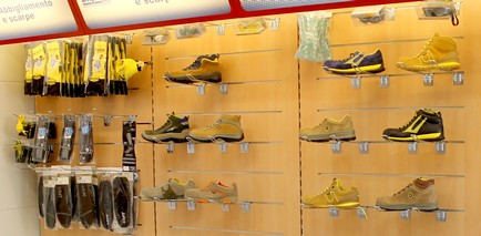 calzature antinfortunistiche su scaffali negozi brico ferramenta