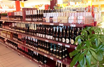 scaffalature per bottiglie vino in supermercato