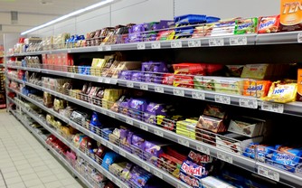 scaffali con dolciumi per supermercati