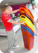 carrelli spesa colorati impilati