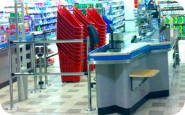 carrelli spesa trolley in ingresso centro commerciale