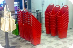carrelli trolley impilati a ingresso supermercato