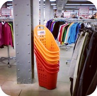 carrello spesa plastica centro commerciale abbigliamento