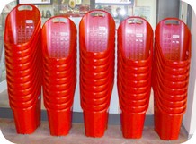 cestini trolley accatastati in centro commerciale