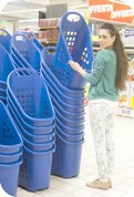 cestini trolley accatastati in supermercato