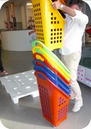 scarico carrelli spesa plastica da bancale polistirolo per spedizione
