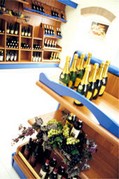 piano per esposizione vini con frontalino legno sagomato e colorato