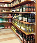 scaffale per vini in negozi bottiglieria enoteca