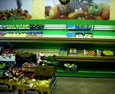 scaffalatura con specchi per negozio frutta verdura