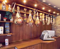 mobiletti per salumeria con barre appendi salami e cacciatorini