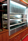 sezione scaffalatura con pensile refrigerato per salami e carne fresca