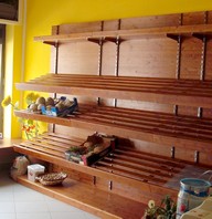 scaffale in legno per frutta e verdura
