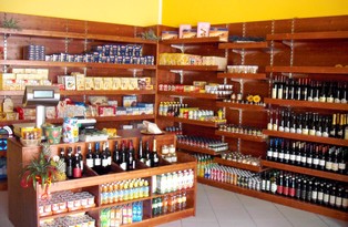 scaffali in legno per vini alimentari