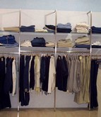 arredo negozio abbigliamento con scaffali in metallo satinato