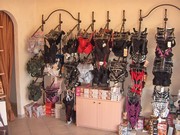 scaffali in ferro battuto per negozi abbigliamento intimo sexy shop