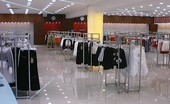 espositori metallici porta abiti in negozio centro commerciale