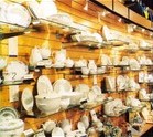 pannelli a doghe con esposizione ceramiche e porcellane