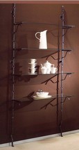 scaffale in ferro battuto con articoli ceramica e porcellana