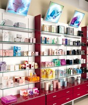 arredo con piani cristallo per parafarmacia e profumeria