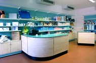 arredo in metallo e legno per parafarmacia