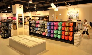 isola espositiva calzature in centro commerciale