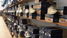 scaffale in legno per vendita scarpe sportive