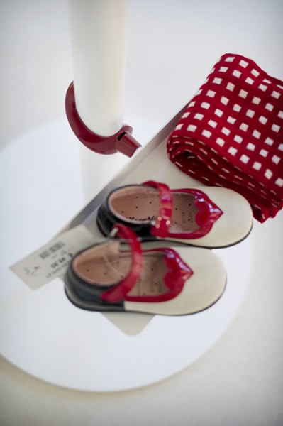 pianetto lamiera con scarpe bambina su montante PALO con base rotonda