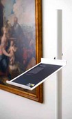 piano inclinato in lamiera con aggancio su montante PALO per cataloghi o museo